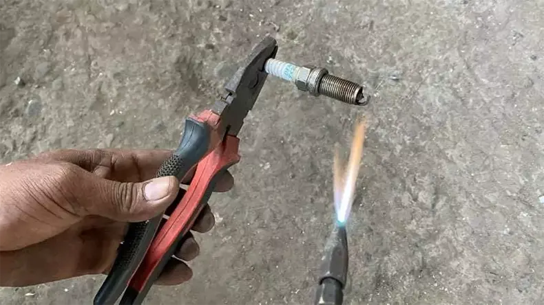 استفاده از مشعل دمنده برای تمیز کردن شمع